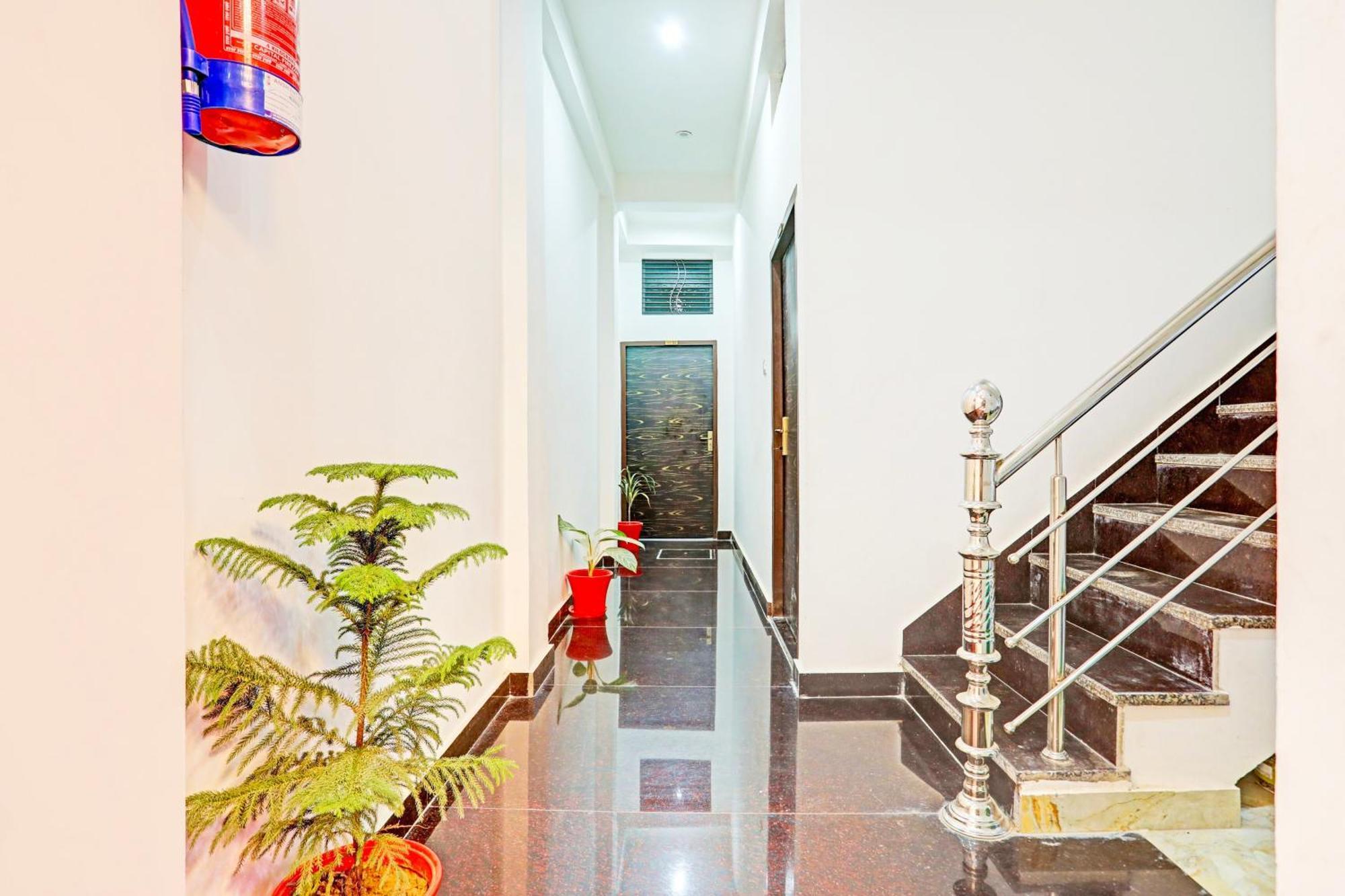 Hotel O The Maruti Paying Guest House Varanasi Esterno foto